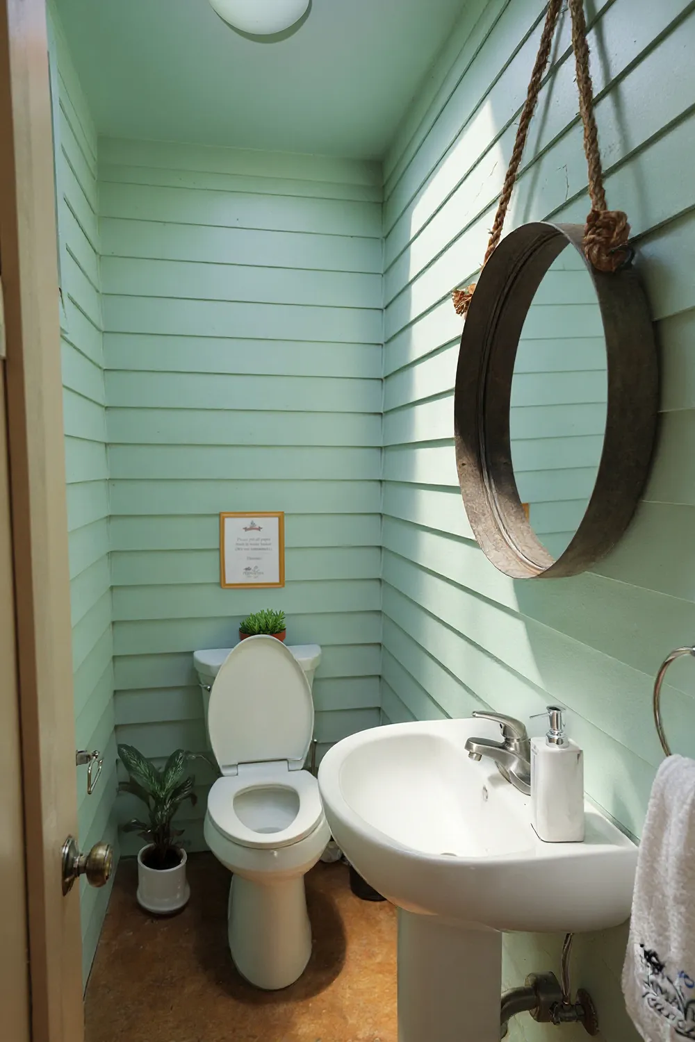 PARTY-HOUSE-OUTSIDE-HALF-BATHROOM-min