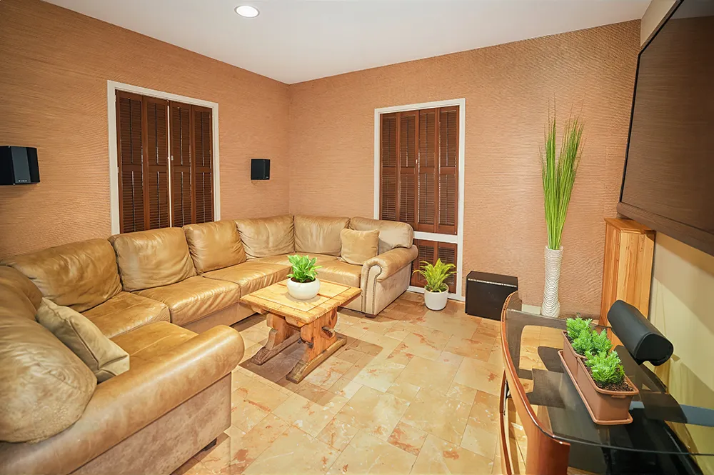 tv-view_titile-mainhouse_gameroom-center